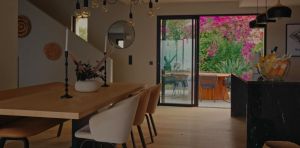 Salle à manger et cuisine contemporaine d’une villa de luxe aux Issambres, espace intérieur lumineux ouvert sur la terrasse et le jardin méditerranéen, location saisonnière haut de gamme.