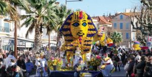 Défilé du Corso du Mimosa à Sainte-Maxime avec chars fleuris en mimosa et foule festive célébrant une tradition emblématique de la Côte d’Azur.