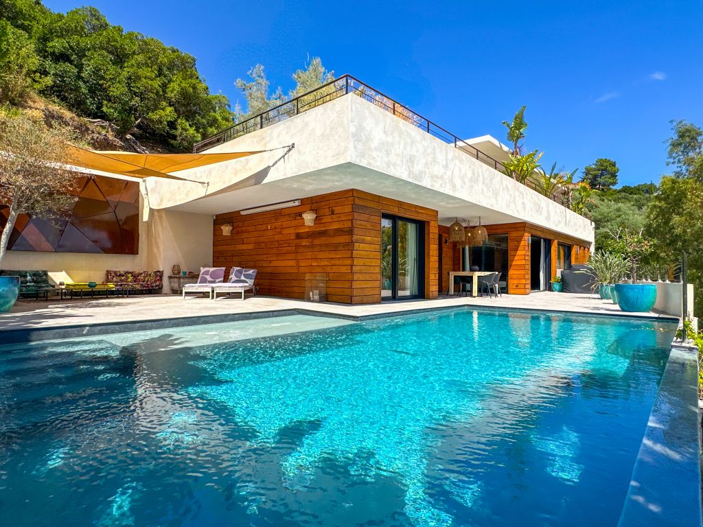 Villa contemporaine de luxe avec piscine à débordement, architecture moderne et prestations haut de gamme, située dans un environnement naturel préservé sur la Côte d’Azur.