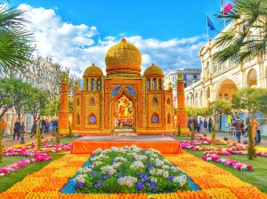 Structure monumentale en citrons et oranges lors de la Fête du Citron à Menton, événement emblématique de la Côte d’Azur célébrant les traditions et l’art de vivre méditerranéen.