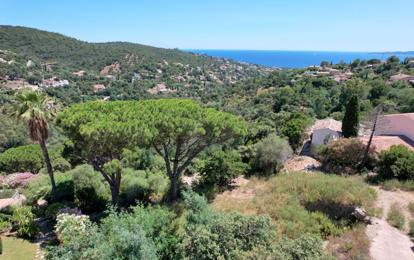 TERRAIN A BATIR 1900 M² BELLE VUE MER A 2KM DU BORD DE MER DES ISSAMBRES Image 0