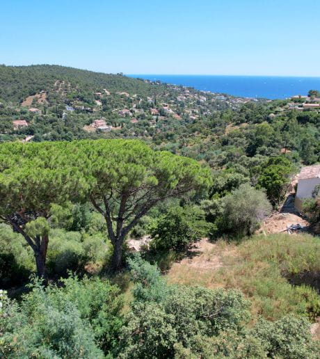 TERRAIN A BATIR 1900 M² BELLE VUE MER A 2KM DU BORD DE MER DES ISSAMBRES