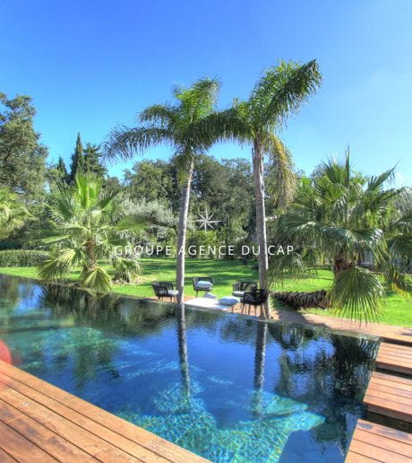 À VENDRE VILLA CONTEMPORAINE DE 8 PIÈCES AVEC PISCINE ET GARAGE POUR 3 VOITURES EN PLEIN CENTRE-VILLE DE SAINT-TROPEZ