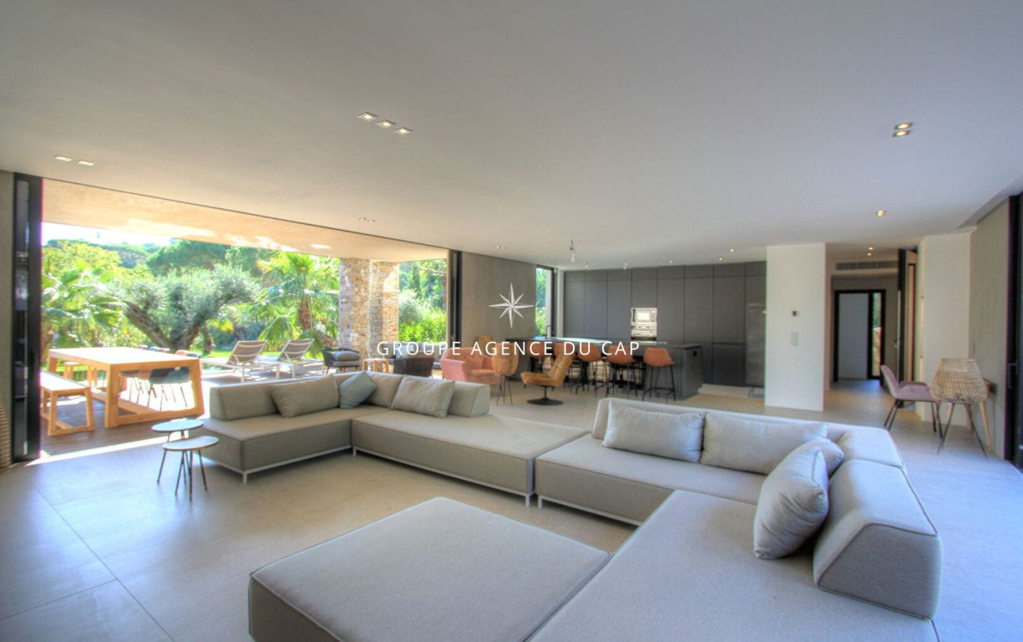 FOR SALE CONTEMPORARY 8-ROOM VILLA WITH POOL AND GARAGE FOR 3 CARS IN THE CITY CENTER OF SAINT-TROPEZ Image 5