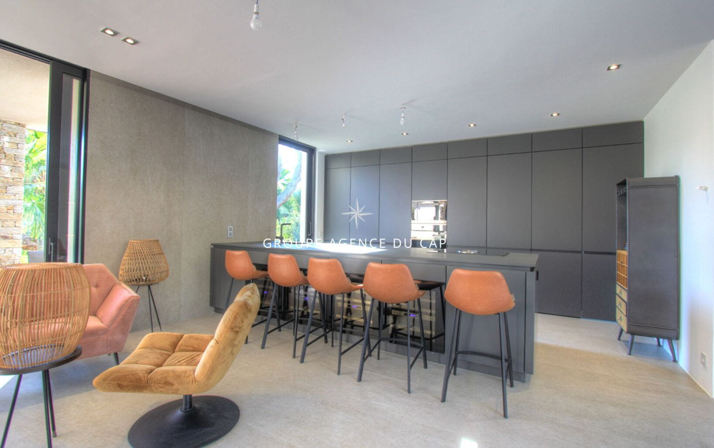 FOR SALE CONTEMPORARY 8-ROOM VILLA WITH POOL AND GARAGE FOR 3 CARS IN THE CITY CENTER OF SAINT-TROPEZ Image 7