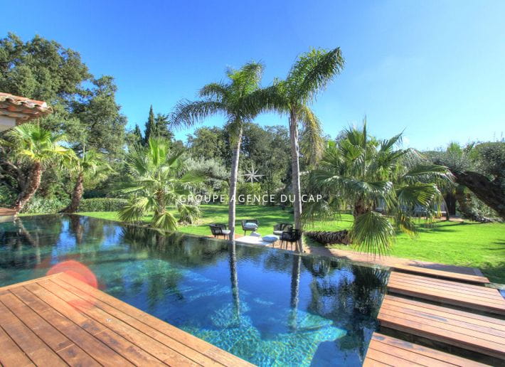 FOR SALE CONTEMPORARY 8-ROOM VILLA WITH POOL AND GARAGE FOR 3 CARS IN THE CITY CENTER OF SAINT-TROPEZ