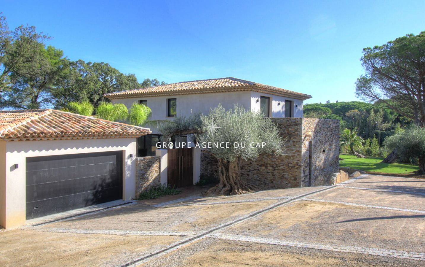 À VENDRE VILLA CONTEMPORAINE DE 8 PIÈCES AVEC PISCINE ET GARAGE POUR 3 VOITURES EN PLEIN CENTRE-VILLE DE SAINT-TROPEZ Image 1