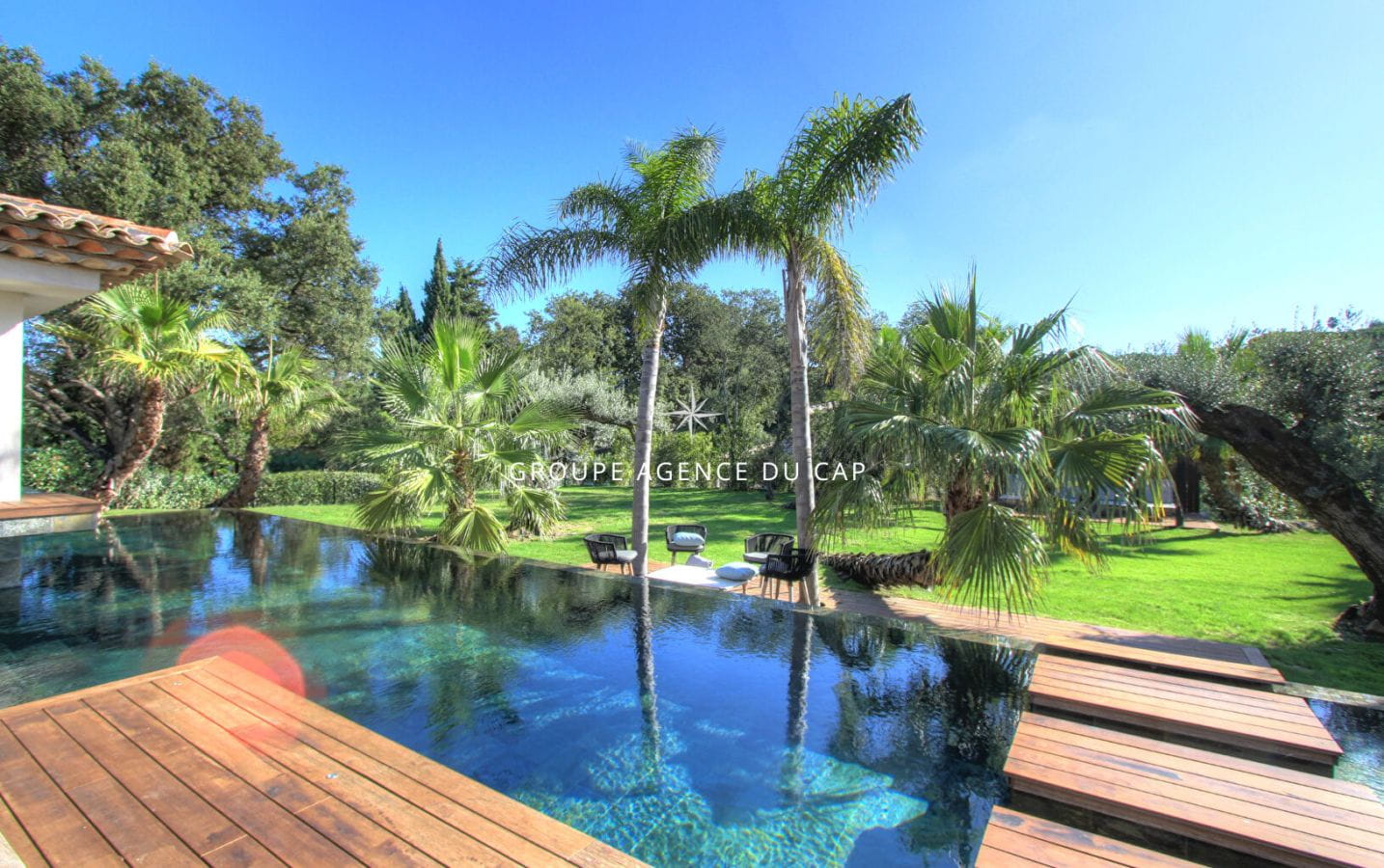 À VENDRE VILLA CONTEMPORAINE DE 8 PIÈCES AVEC PISCINE ET GARAGE POUR 3 VOITURES EN PLEIN CENTRE-VILLE DE SAINT-TROPEZ Image 0