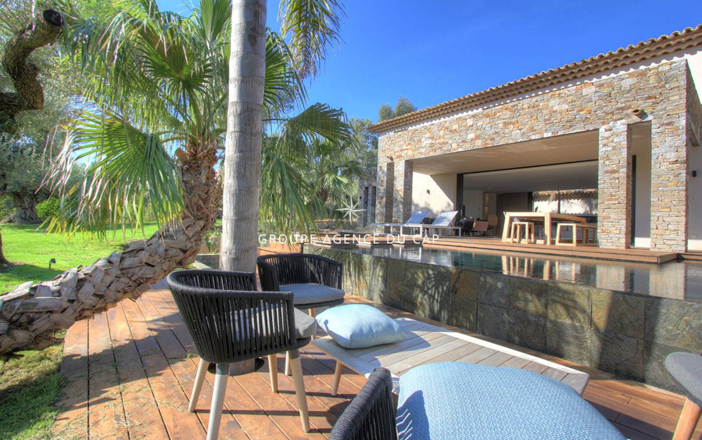 À VENDRE VILLA CONTEMPORAINE DE 8 PIÈCES AVEC PISCINE ET GARAGE POUR 3 VOITURES EN PLEIN CENTRE-VILLE DE SAINT-TROPEZ Image 2