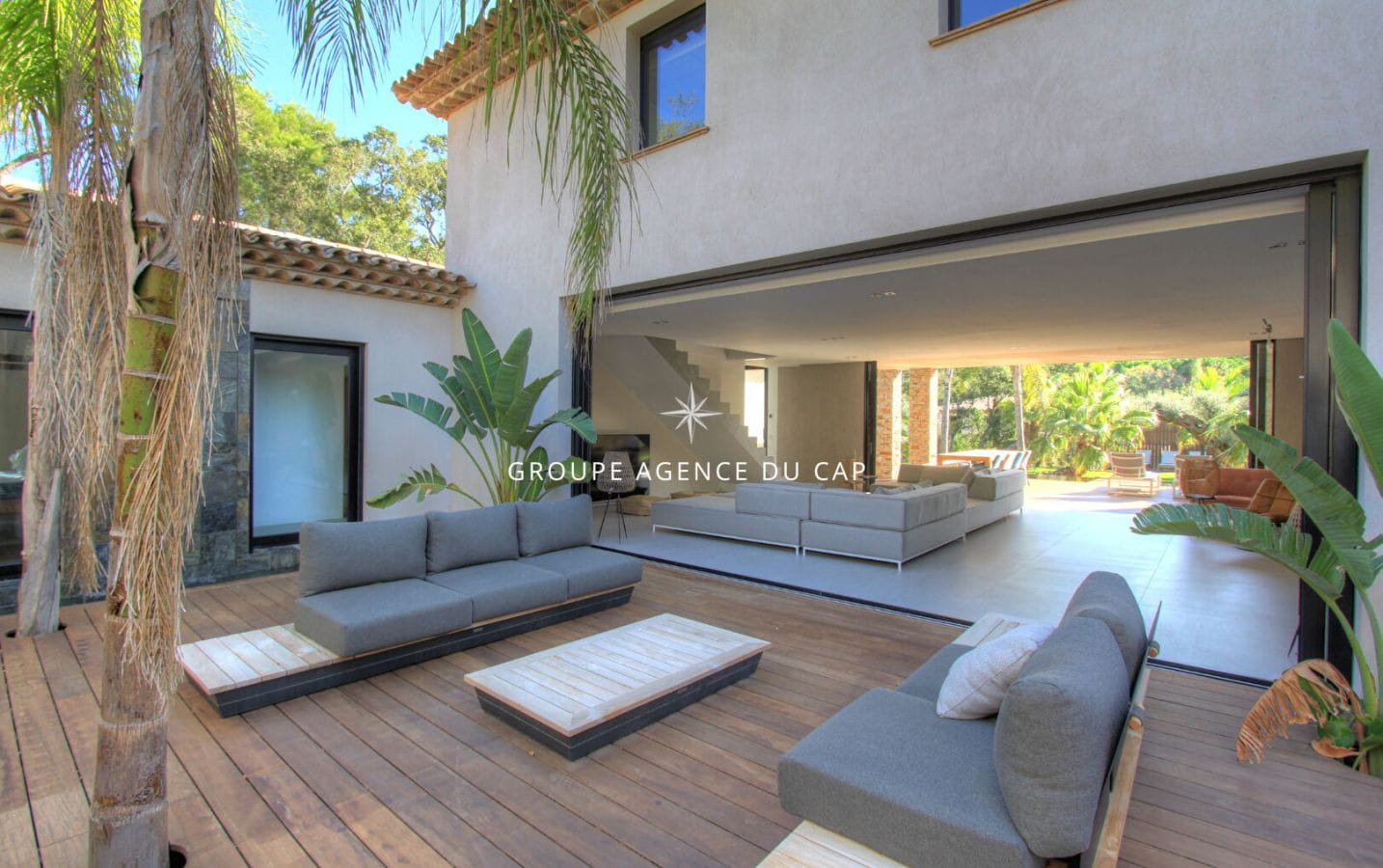 À VENDRE VILLA CONTEMPORAINE DE 8 PIÈCES AVEC PISCINE ET GARAGE POUR 3 VOITURES EN PLEIN CENTRE-VILLE DE SAINT-TROPEZ Image 3