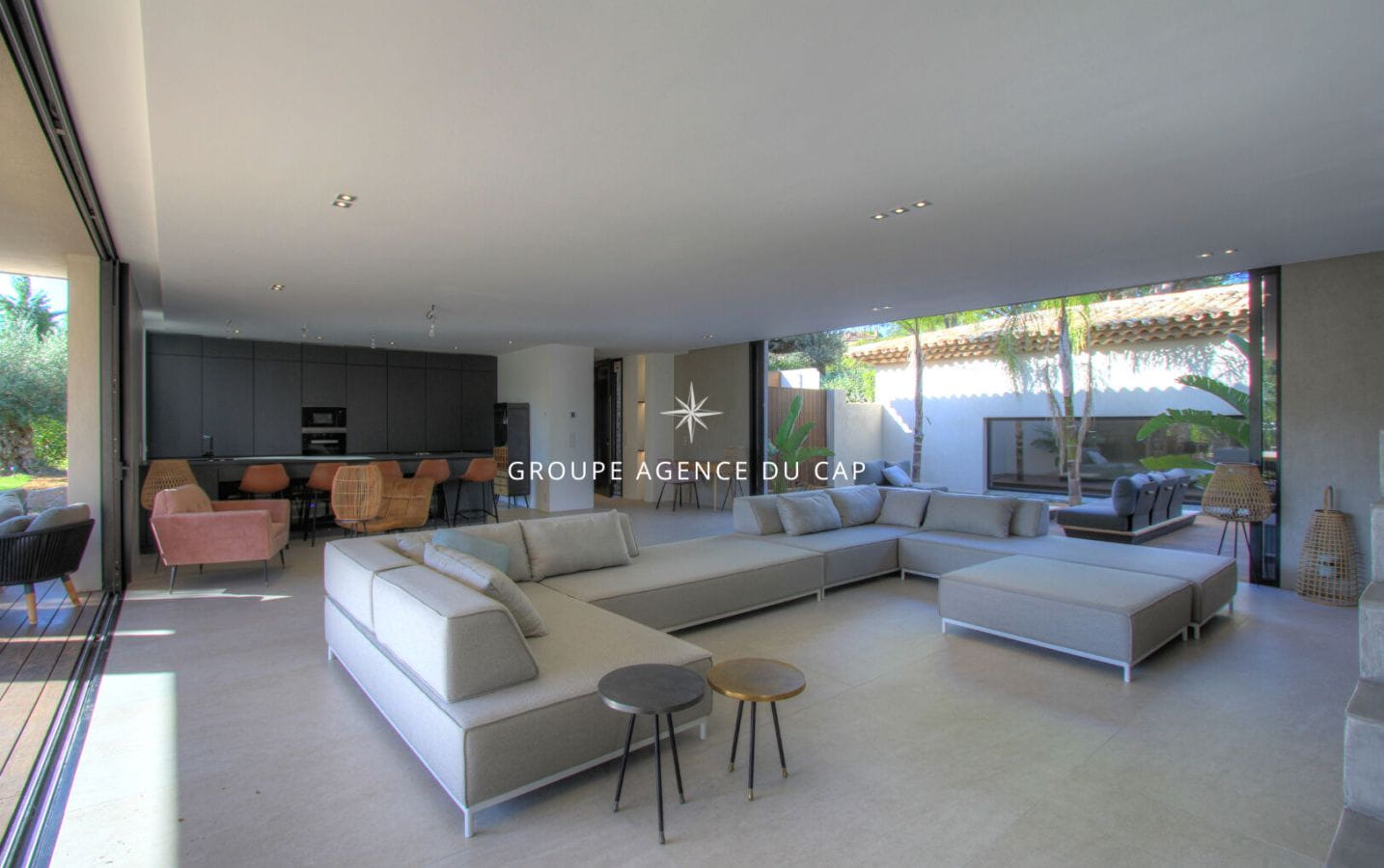 À VENDRE VILLA CONTEMPORAINE DE 8 PIÈCES AVEC PISCINE ET GARAGE POUR 3 VOITURES EN PLEIN CENTRE-VILLE DE SAINT-TROPEZ Image 4