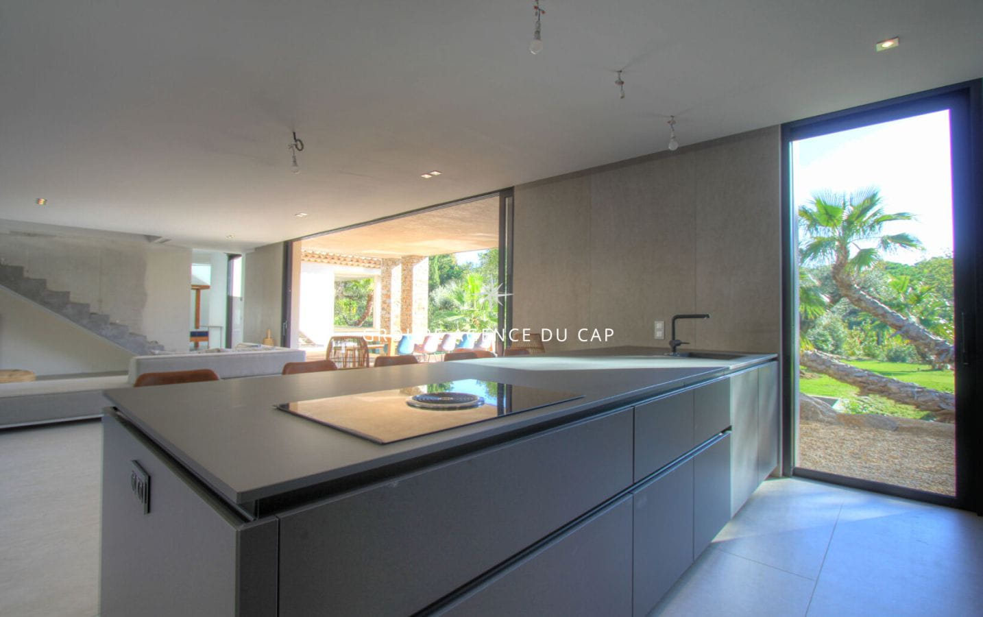 À VENDRE VILLA CONTEMPORAINE DE 8 PIÈCES AVEC PISCINE ET GARAGE POUR 3 VOITURES EN PLEIN CENTRE-VILLE DE SAINT-TROPEZ Image 6