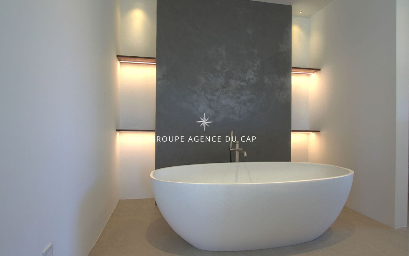 À VENDRE VILLA CONTEMPORAINE DE 8 PIÈCES AVEC PISCINE ET GARAGE POUR 3 VOITURES EN PLEIN CENTRE-VILLE DE SAINT-TROPEZ Image 8