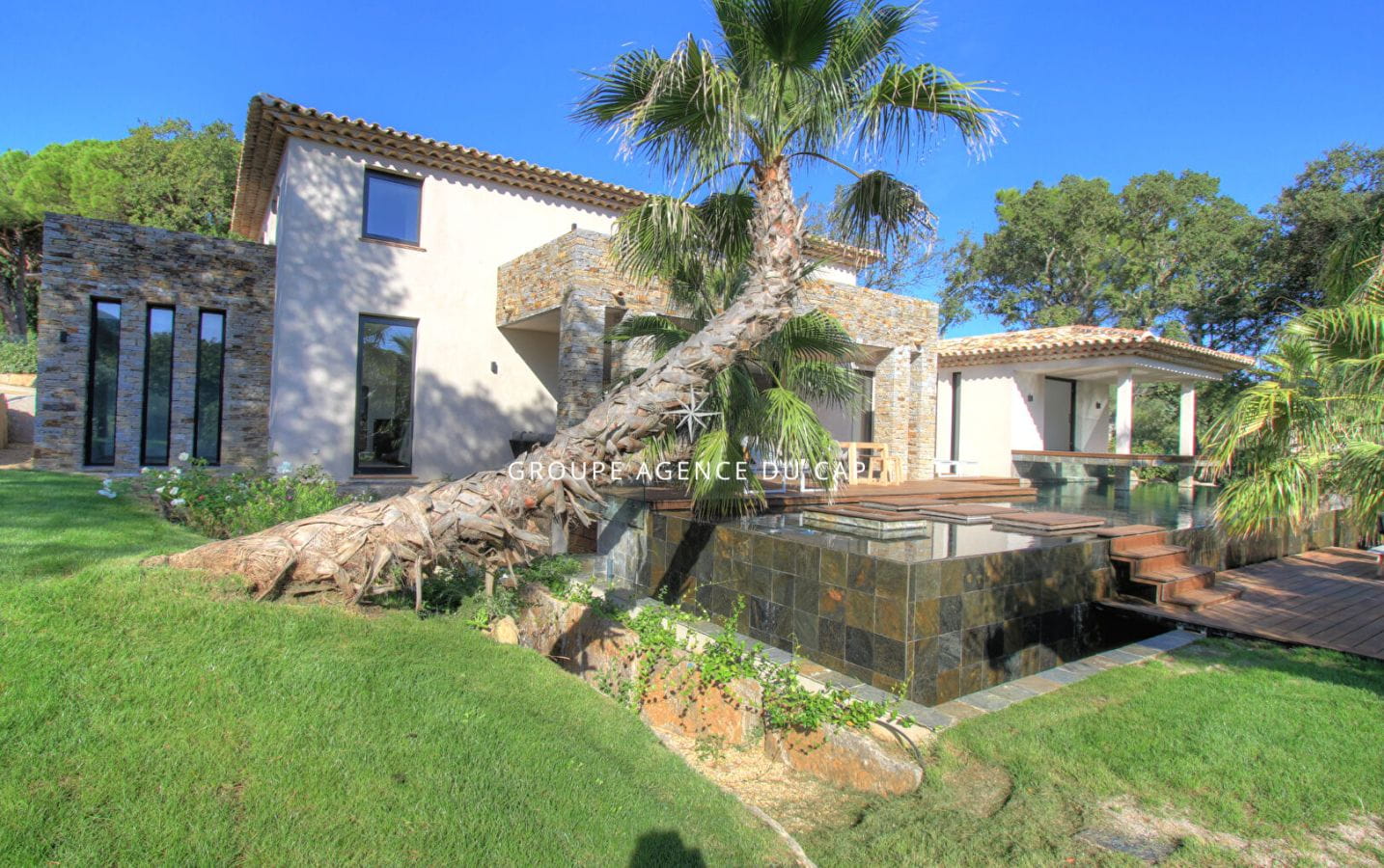 À VENDRE VILLA CONTEMPORAINE DE 8 PIÈCES AVEC PISCINE ET GARAGE POUR 3 VOITURES EN PLEIN CENTRE-VILLE DE SAINT-TROPEZ Image 9