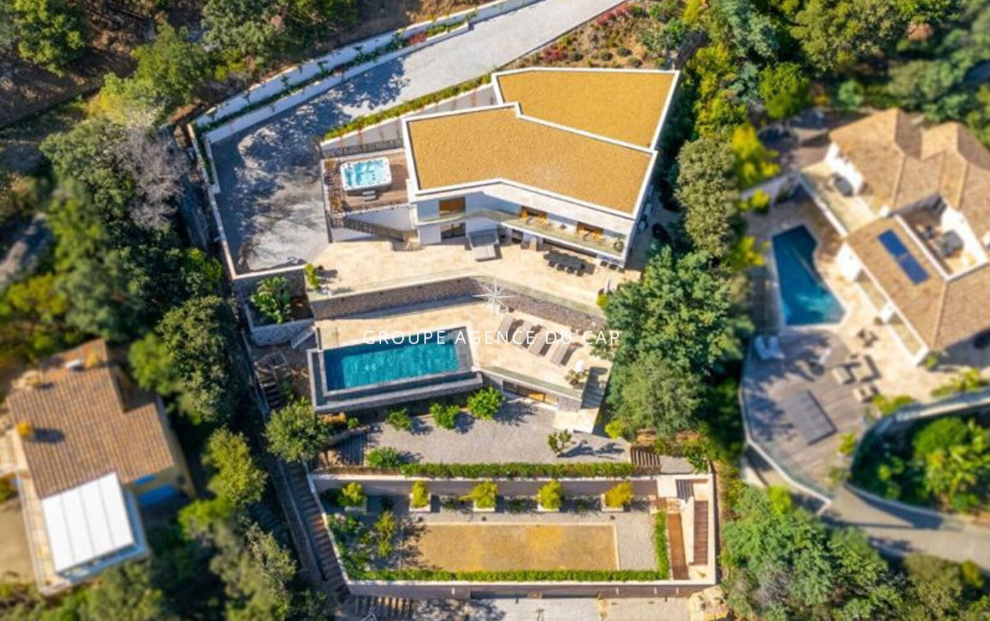 VILLA DE 285M2 AVEC VUE MER 4 CHAMBRES GARAGE ET PISCINE, AUX ISSAMBRES Image 2