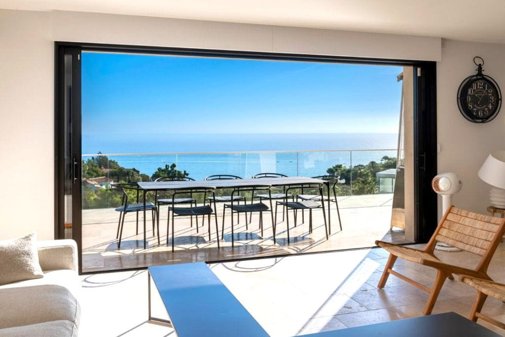 New villa of 285m2 with sea view, 4 bedrooms and garage, in Les Issambres Image 1