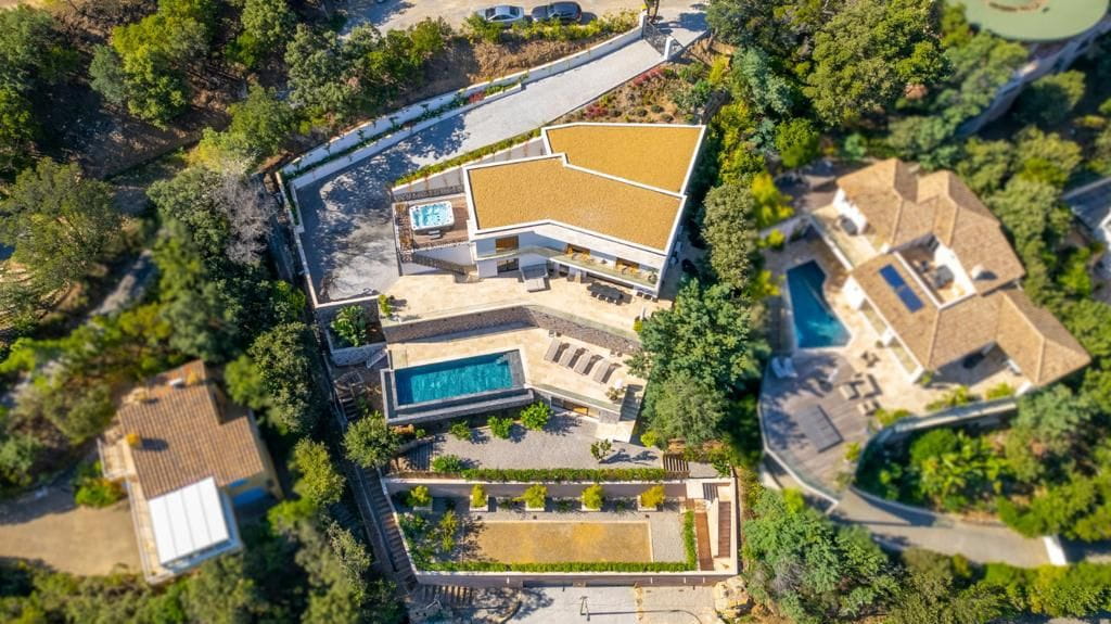 New villa of 285m2 with sea view, 4 bedrooms and garage, in Les Issambres Image 0