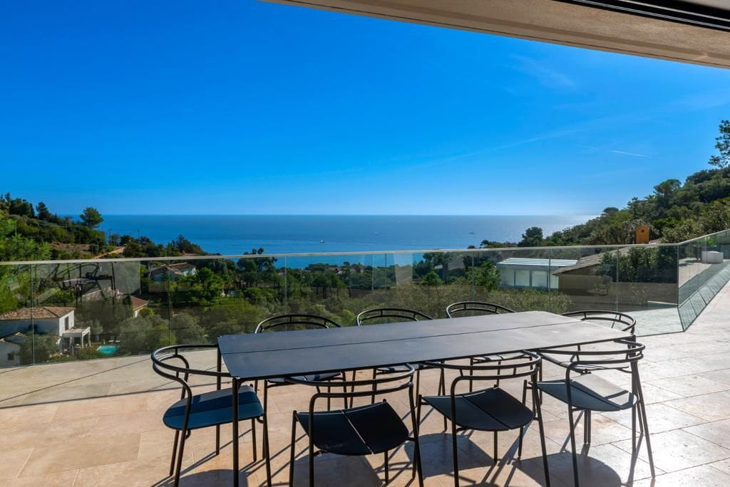 New villa of 285m2 with sea view, 4 bedrooms and garage, in Les Issambres Image 5