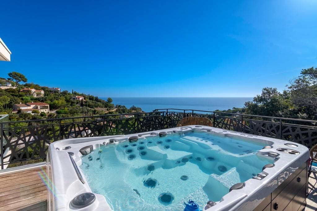 New villa of 285m2 with sea view, 4 bedrooms and garage, in Les Issambres Image 7