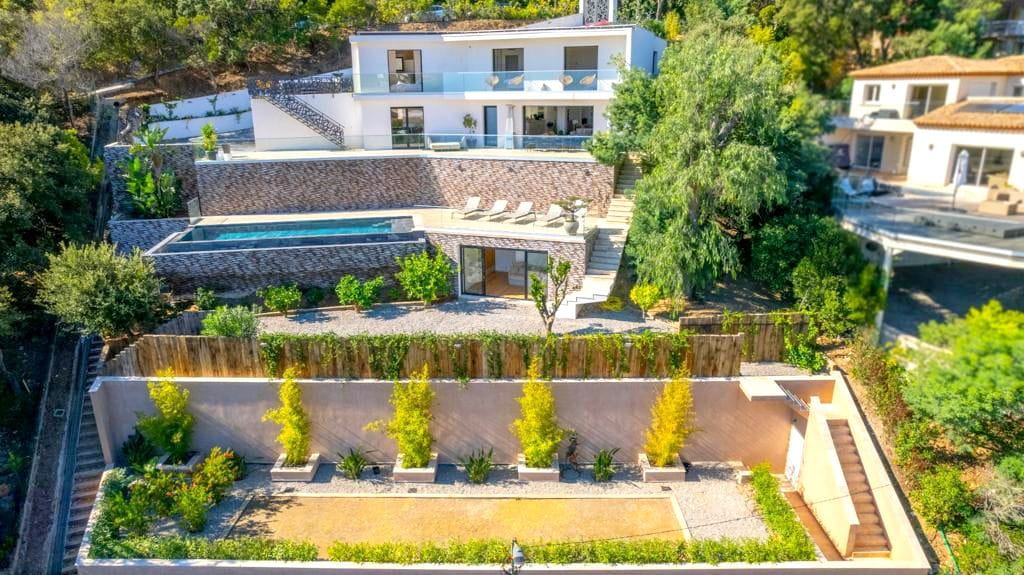 New villa of 285m2 with sea view, 4 bedrooms and garage, in Les Issambres Image 8