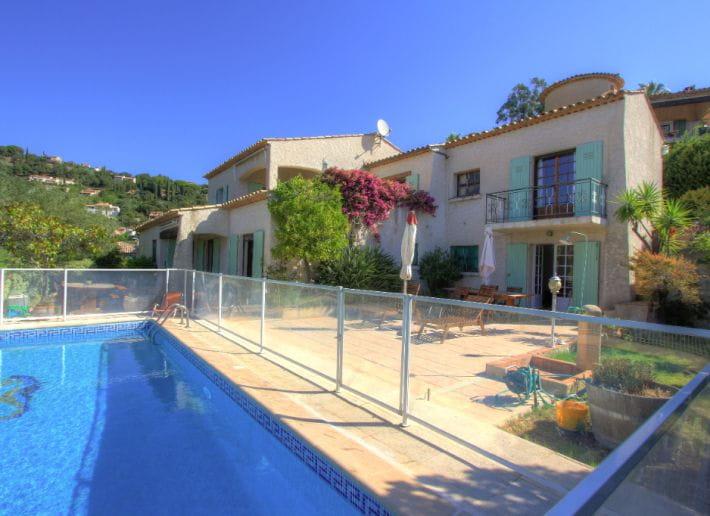 Villa with sea view, 7 rooms, 200 m2 with 3 apartments, 4 garages, in Les Issambres