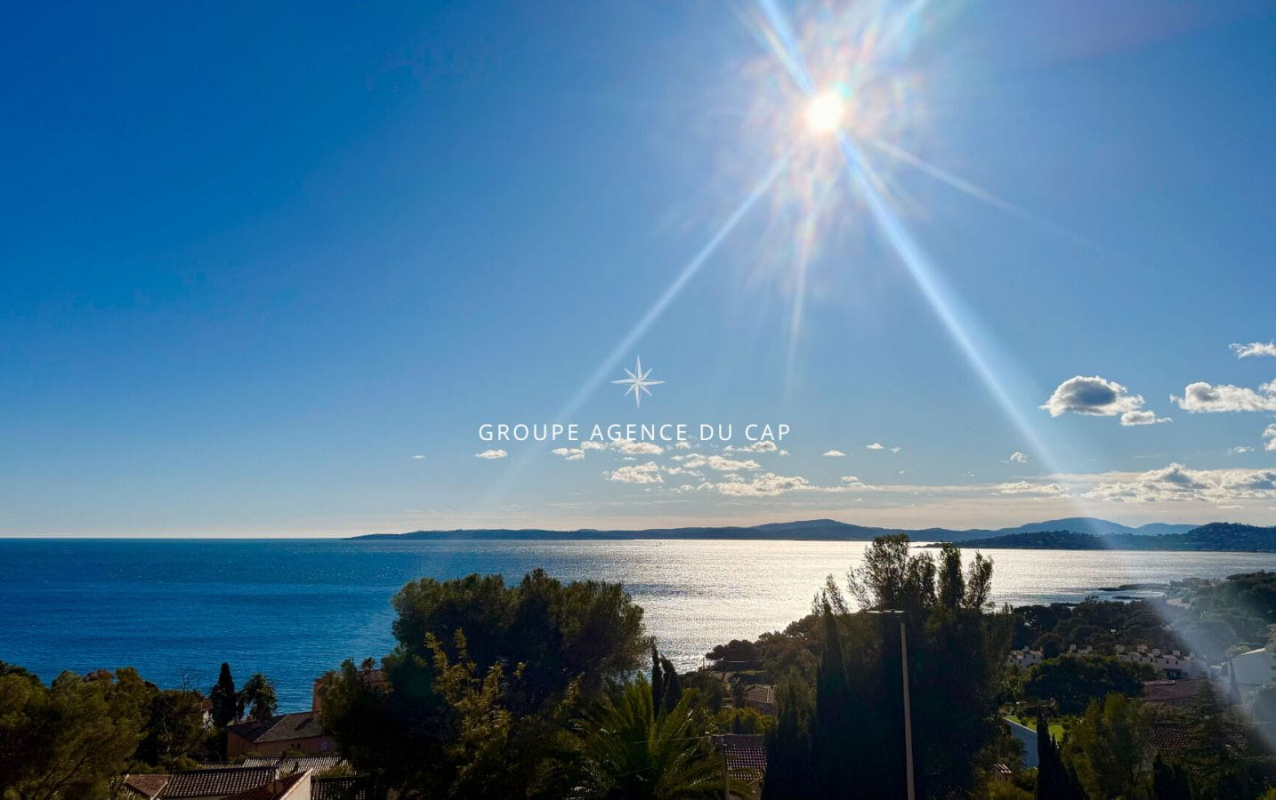 VILLA PROVENCALE DE CHARME EN PIERRE AVEC PISCINE ET GARAGE DE PLUS DE 100 M² A PIED DES PLAGES  ET COMMERCES, VUE MER PANORAMIQUE GOLFE DE SAINT TROPEZ LES ISSAMBRES Image 13