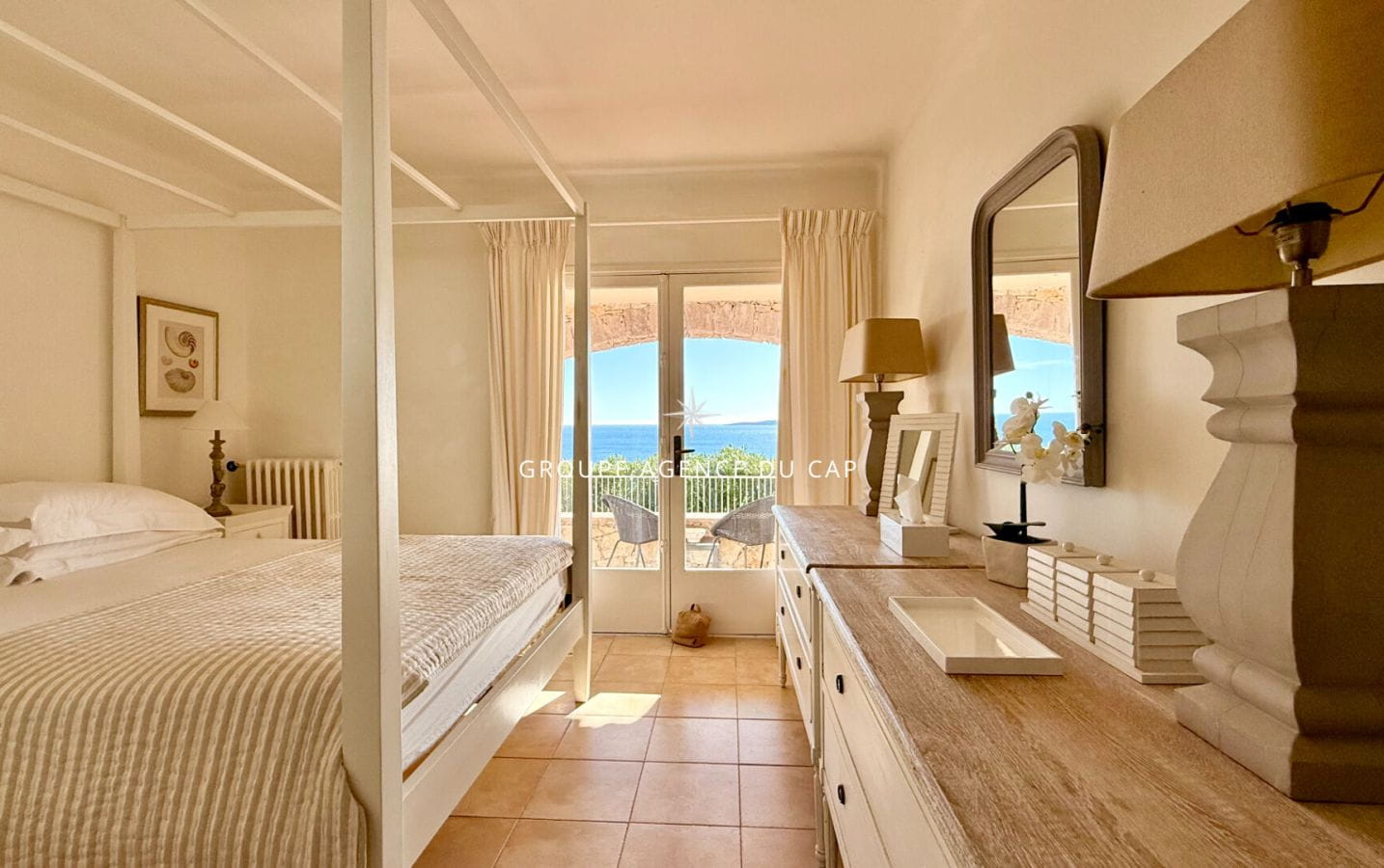 VILLA PROVENCALE DE CHARME EN PIERRE AVEC PISCINE ET GARAGE DE PLUS DE 100 M² A PIED DES PLAGES  ET COMMERCES, VUE MER PANORAMIQUE GOLFE DE SAINT TROPEZ LES ISSAMBRES Image 8