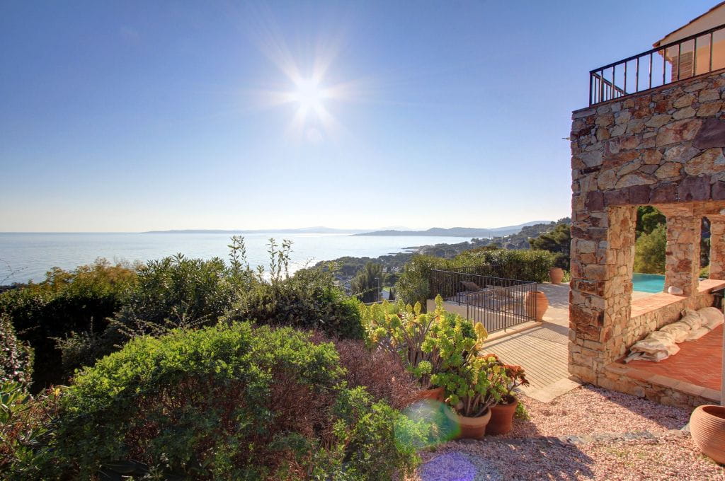 VILLA PROVENCALE DE CHARME EN PIERRE AVEC PISCINE ET GARAGE DE PLUS DE 100 M² A PIED DES PLAGES  ET COMMERCES, VUE MER PANORAMIQUE GOLFE DE SAINT TROPEZ LES ISSAMBRES Image 1