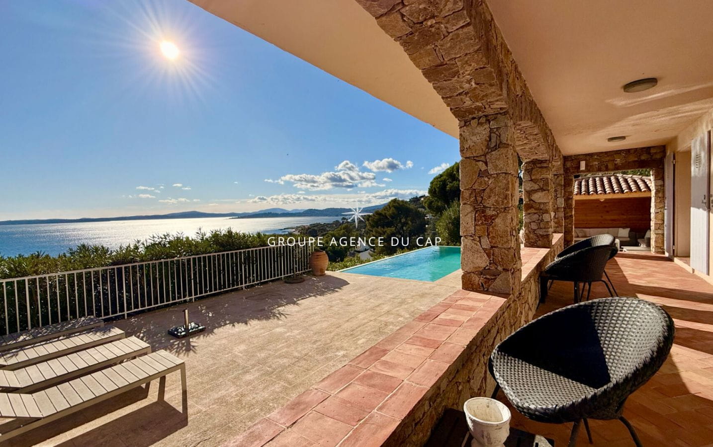 VILLA PROVENCALE DE CHARME EN PIERRE AVEC PISCINE ET GARAGE DE PLUS DE 100 M² A PIED DES PLAGES  ET COMMERCES, VUE MER PANORAMIQUE GOLFE DE SAINT TROPEZ LES ISSAMBRES Image 11