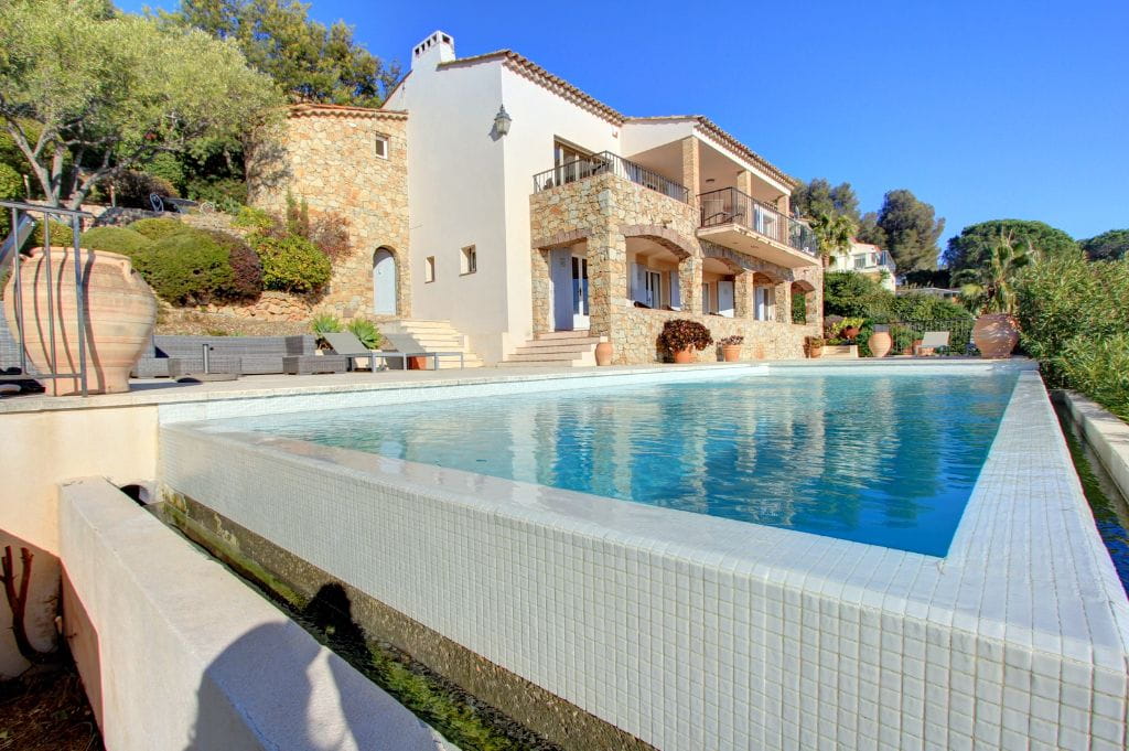 VILLA PROVENCALE DE CHARME EN PIERRE AVEC PISCINE ET GARAGE DE PLUS DE 100 M² A PIED DES PLAGES  ET COMMERCES, VUE MER PANORAMIQUE GOLFE DE SAINT TROPEZ LES ISSAMBRES Image 12