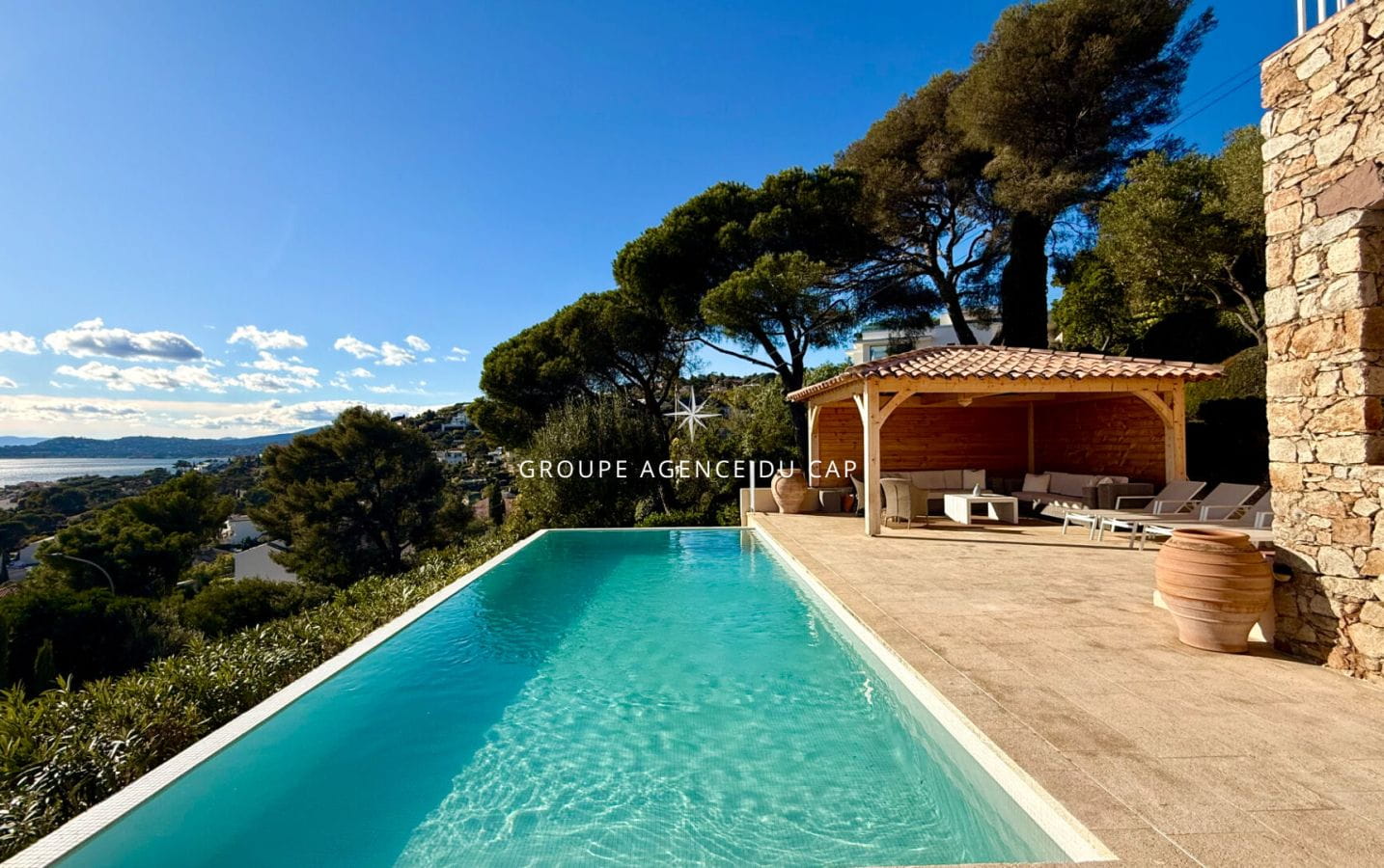 VILLA PROVENCALE DE CHARME EN PIERRE AVEC PISCINE ET GARAGE DE PLUS DE 100 M² A PIED DES PLAGES  ET COMMERCES, VUE MER PANORAMIQUE GOLFE DE SAINT TROPEZ LES ISSAMBRES Image 0