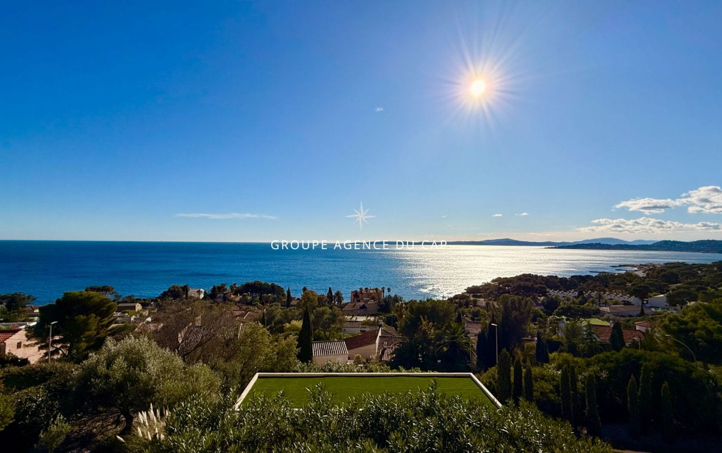 VILLA PROVENCALE DE CHARME EN PIERRE AVEC PISCINE ET GARAGE DE PLUS DE 100 M² A PIED DES PLAGES  ET COMMERCES, VUE MER PANORAMIQUE GOLFE DE SAINT TROPEZ LES ISSAMBRES Image 2