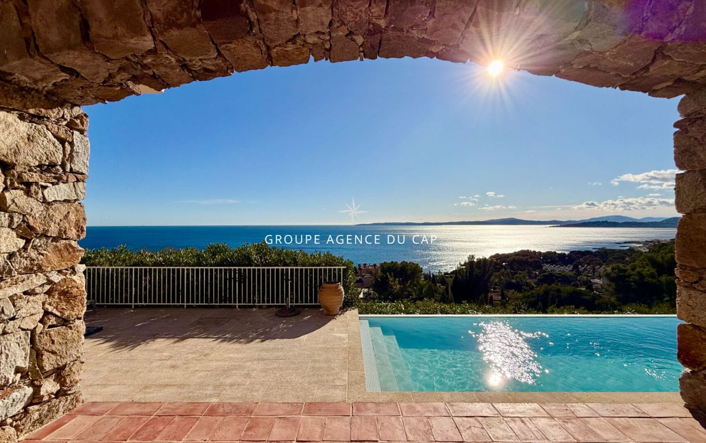 VILLA PROVENCALE DE CHARME EN PIERRE AVEC PISCINE ET GARAGE DE PLUS DE 100 M² A PIED DES PLAGES  ET COMMERCES, VUE MER PANORAMIQUE GOLFE DE SAINT TROPEZ LES ISSAMBRES Image 3