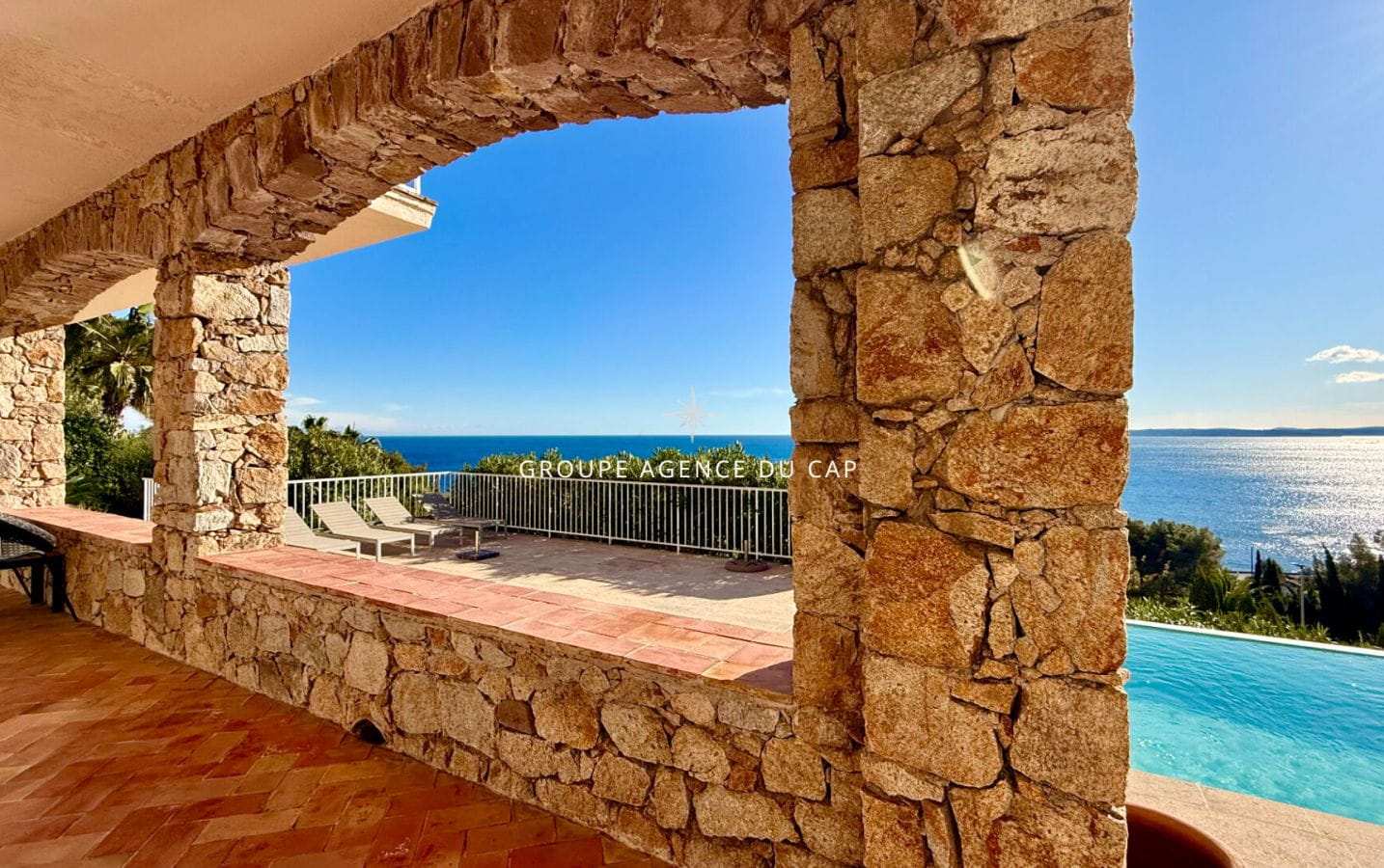 VILLA PROVENCALE DE CHARME EN PIERRE AVEC PISCINE ET GARAGE DE PLUS DE 100 M² A PIED DES PLAGES  ET COMMERCES, VUE MER PANORAMIQUE GOLFE DE SAINT TROPEZ LES ISSAMBRES Image 4