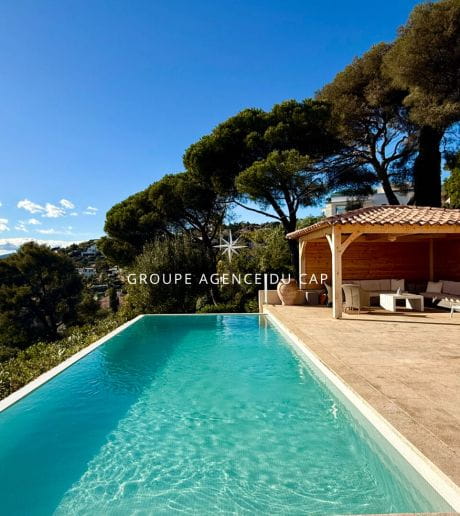 VILLA PROVENCALE DE CHARME EN PIERRE AVEC PISCINE ET GARAGE DE PLUS DE 100 M² A PIED DES PLAGES  ET COMMERCES, VUE MER PANORAMIQUE GOLFE DE SAINT TROPEZ LES ISSAMBRES