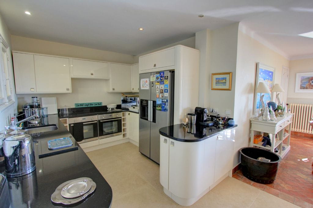 VILLA PROVENCALE DE CHARME EN PIERRE AVEC PISCINE ET GARAGE DE PLUS DE 100 M² A PIED DES PLAGES  ET COMMERCES, VUE MER PANORAMIQUE GOLFE DE SAINT TROPEZ LES ISSAMBRES Image 7