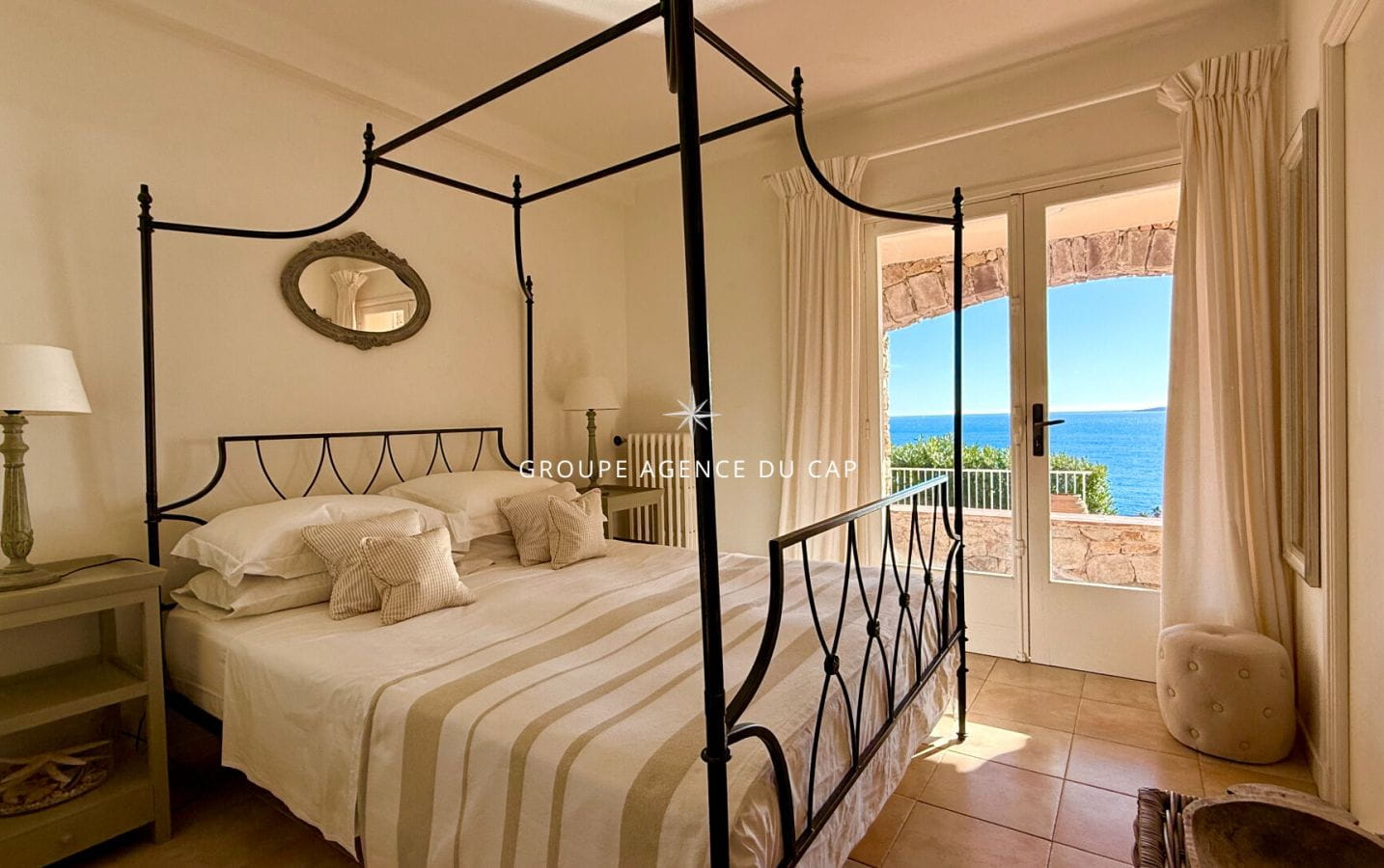 VILLA PROVENCALE DE CHARME EN PIERRE AVEC PISCINE ET GARAGE DE PLUS DE 100 M² A PIED DES PLAGES  ET COMMERCES, VUE MER PANORAMIQUE GOLFE DE SAINT TROPEZ LES ISSAMBRES Image 9