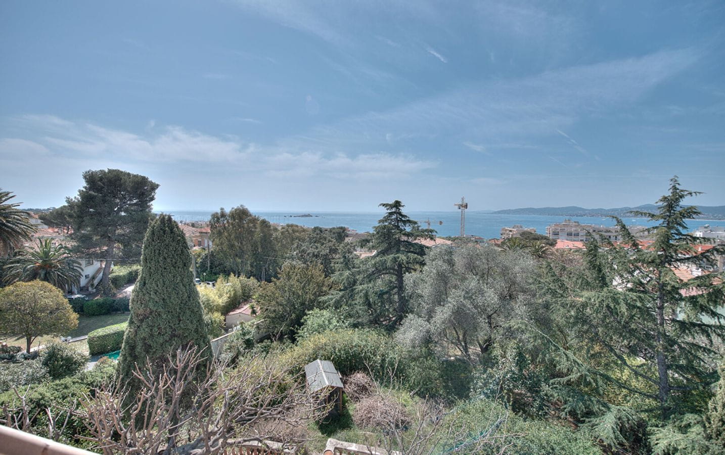 VILLA BELLE ÉPOQUE  AVEC VUE MER A RENOVER PROCHE CENTRE VILLE ET PLAGES A PIED A SAINT RAPHAEL Image 0