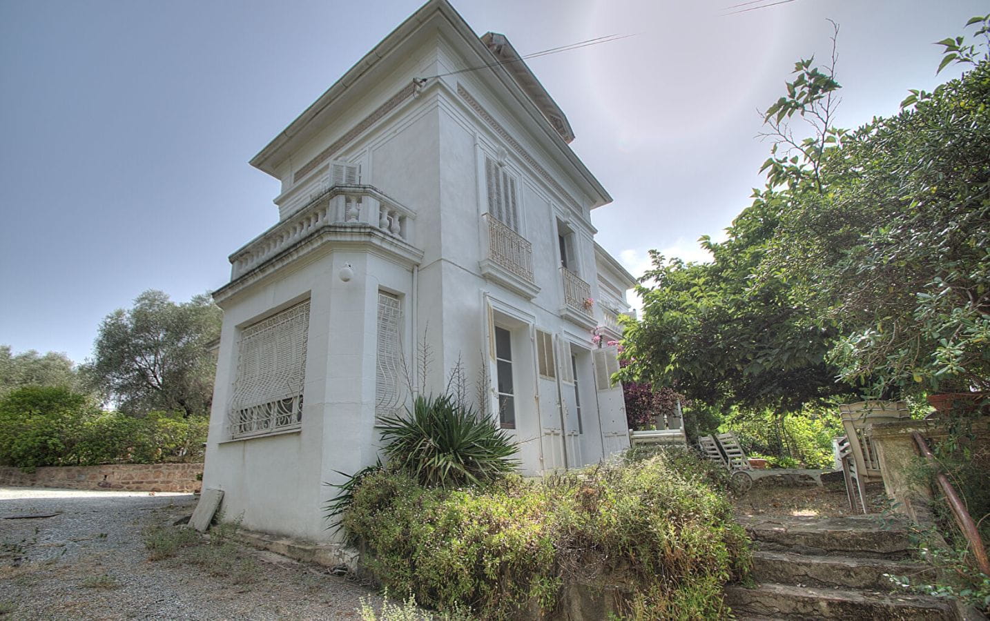 VILLA BELLE ÉPOQUE  AVEC VUE MER A RENOVER PROCHE CENTRE VILLE ET PLAGES A PIED A SAINT RAPHAEL Image 4