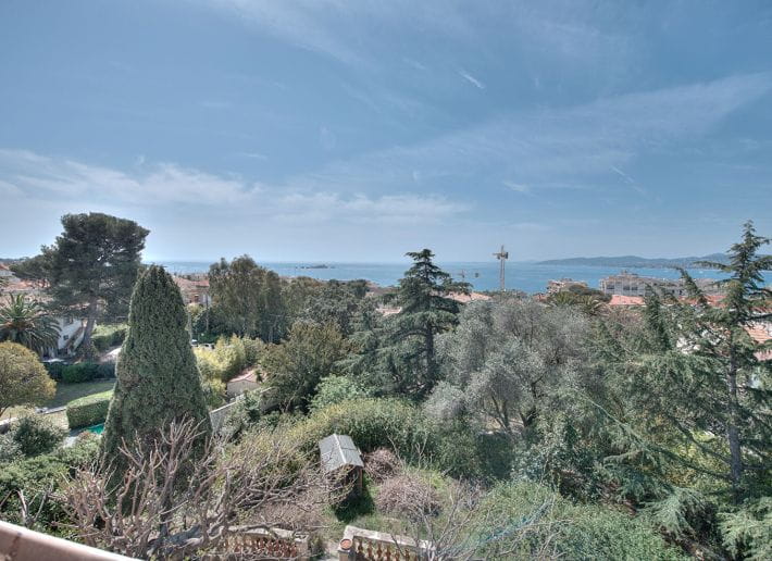 VILLA BELLE ÉPOQUE  AVEC VUE MER A RENOVER PROCHE CENTRE VILLE ET PLAGES A PIED A SAINT RAPHAEL