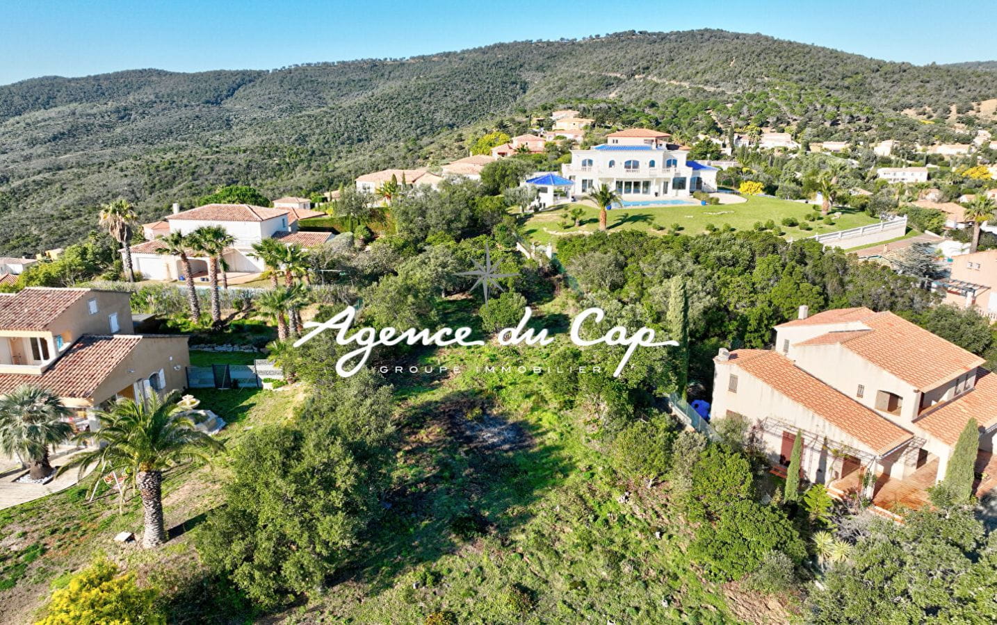 À VENDRE TERRAIN CONSTRUCTIBLE DE 1826M² AVEC VUE MER, AUX ISSAMBRES PROCHE MER Image 2