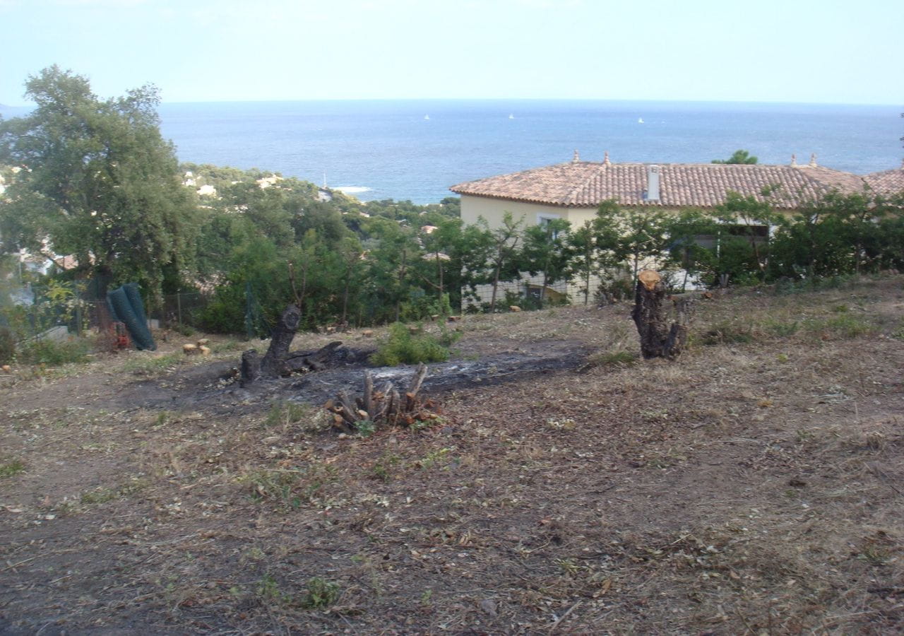 À VENDRE TERRAIN CONSTRUCTIBLE DE 1826M² AVEC VUE MER, AUX ISSAMBRES PROCHE MER Image 4