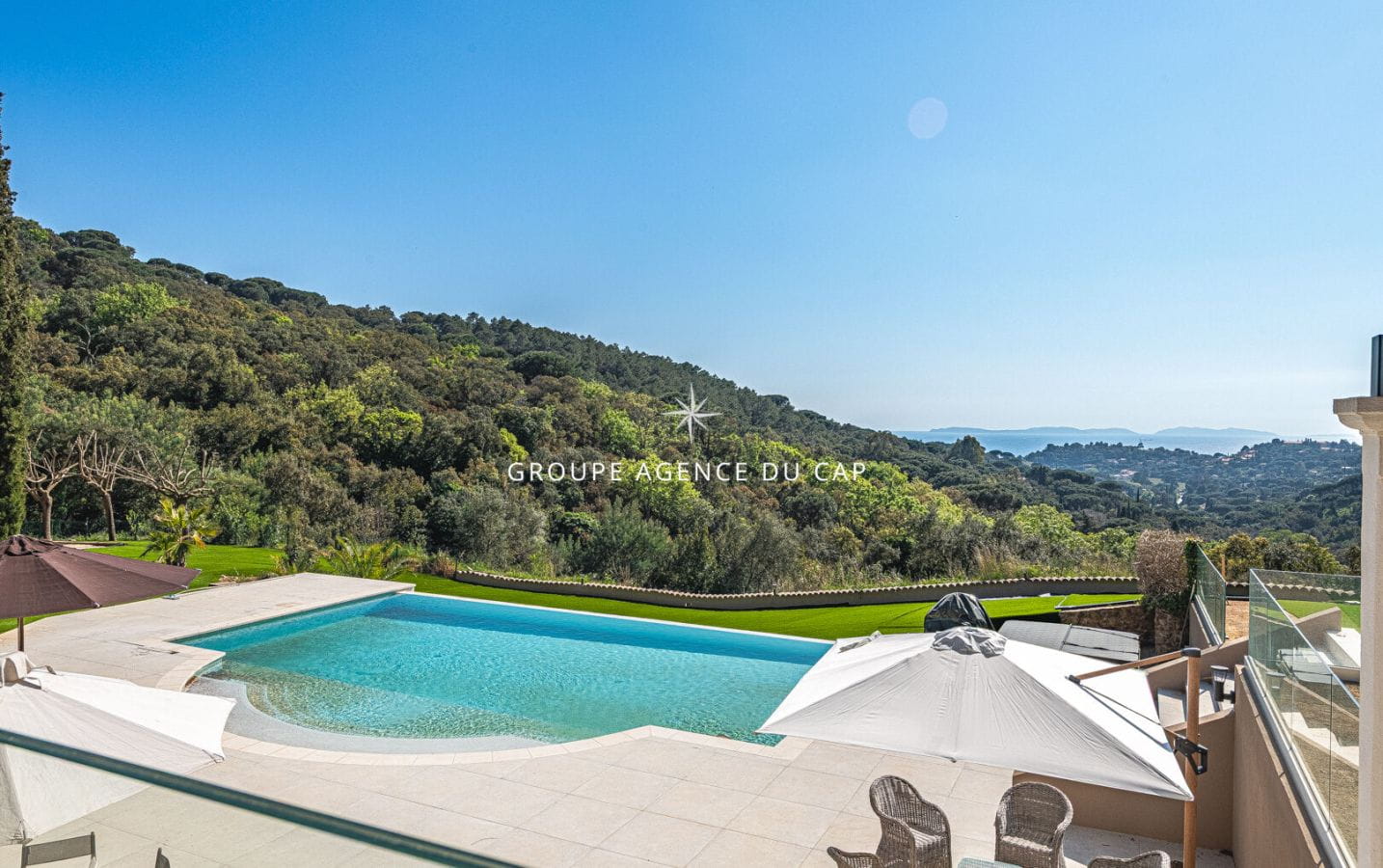 VILLA VUE DEGAGEE JUSQU’A LA MER  GIGARO HELIPORT PISCINE GARAGE LA CROIX VALMER Image 13