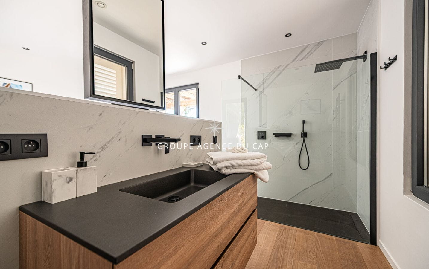 VILLA VUE DEGAGEE JUSQU’A LA MER  GIGARO HELIPORT PISCINE GARAGE LA CROIX VALMER Image 16