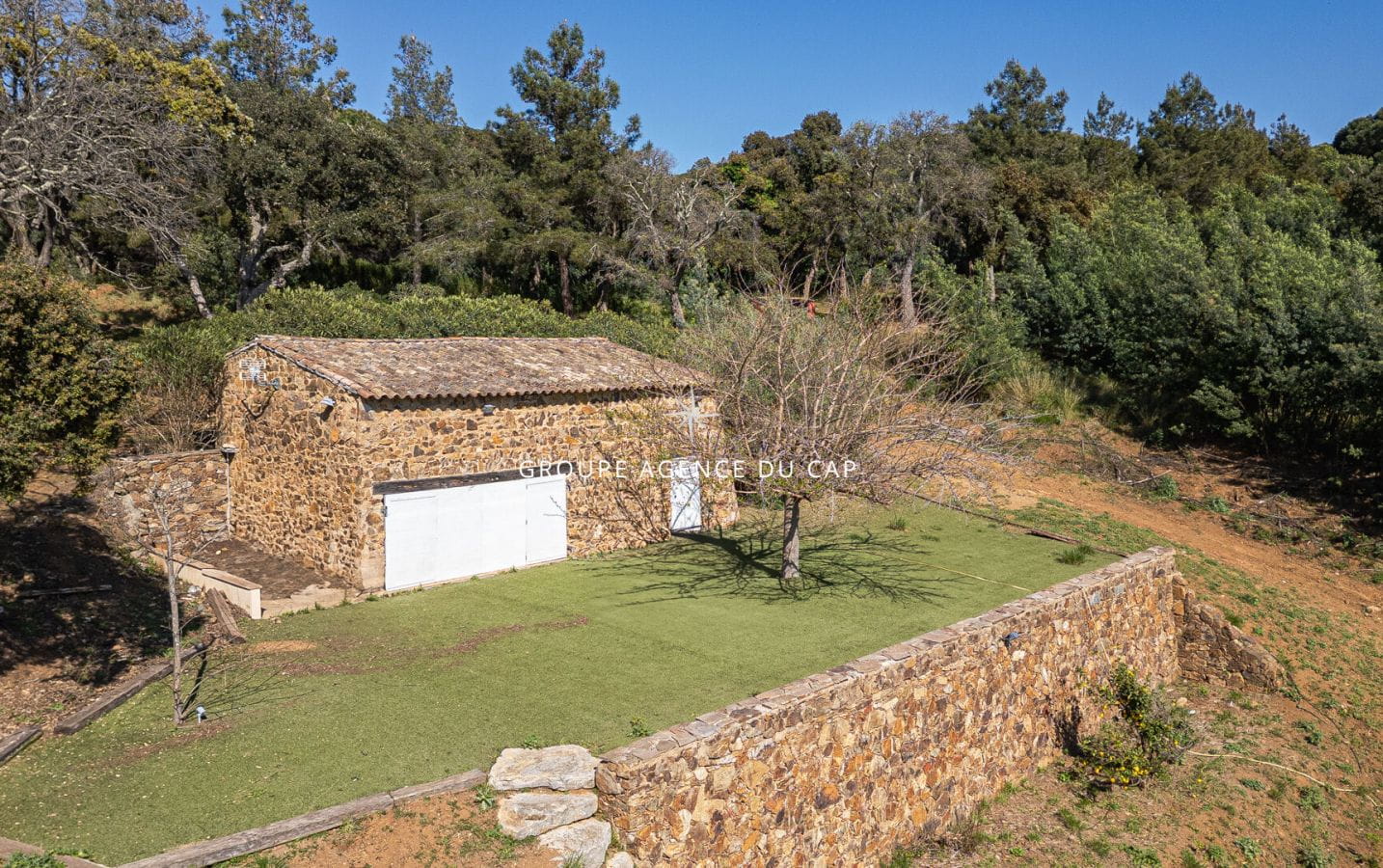 VILLA VUE DEGAGEE JUSQU’A LA MER  GIGARO HELIPORT PISCINE GARAGE LA CROIX VALMER Image 2