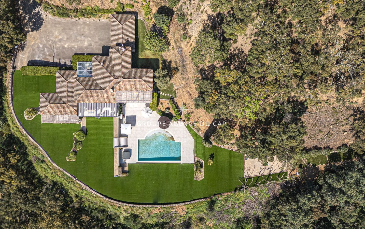 VILLA VUE DEGAGEE JUSQU’A LA MER  GIGARO HELIPORT PISCINE GARAGE LA CROIX VALMER Image 3