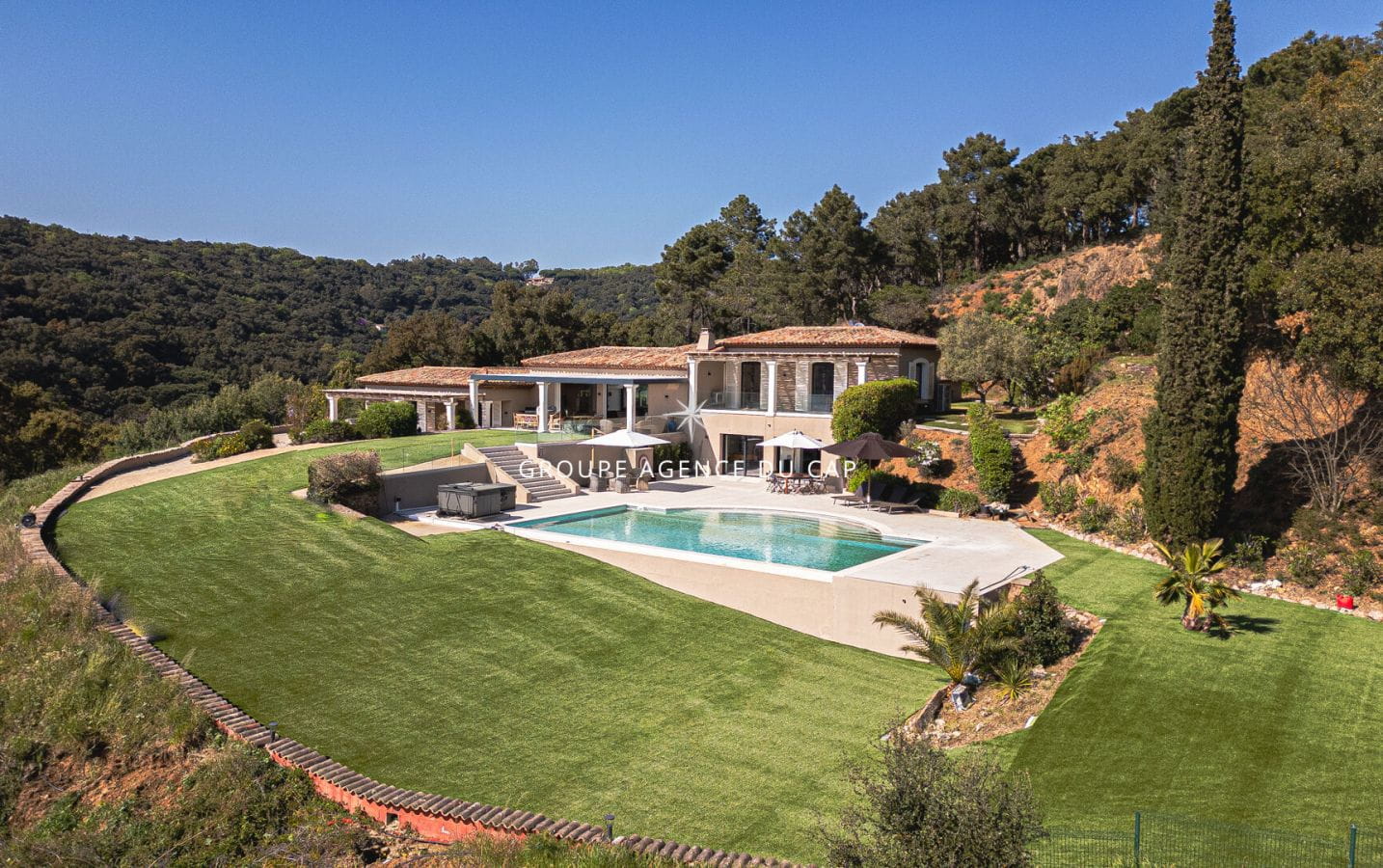 VILLA VUE DEGAGEE JUSQU’A LA MER  GIGARO HELIPORT PISCINE GARAGE LA CROIX VALMER Image 4