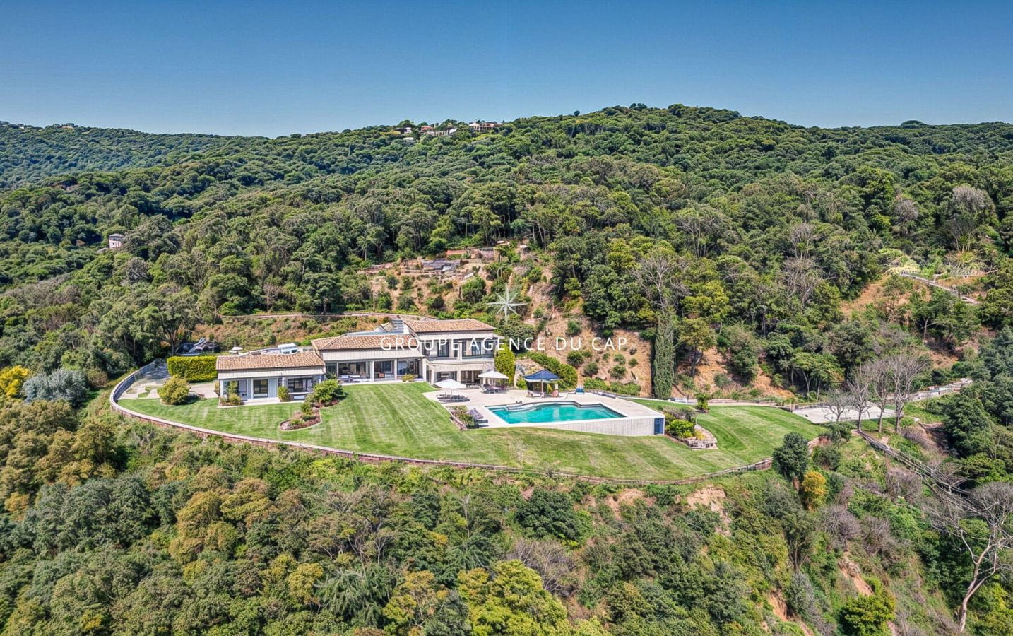 VILLA VUE DEGAGEE JUSQU’A LA MER  GIGARO HELIPORT PISCINE GARAGE LA CROIX VALMER Image 5