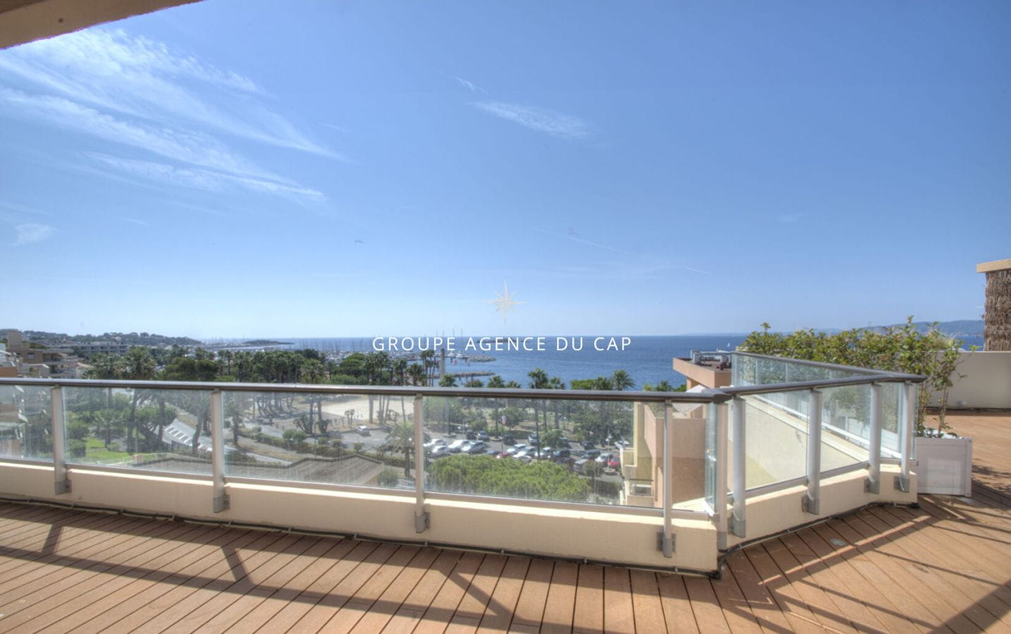 SAINT RAPHAEL APPARTEMENT  DERNIER ETAGE VUE MER PANORAMIQUE Image 10