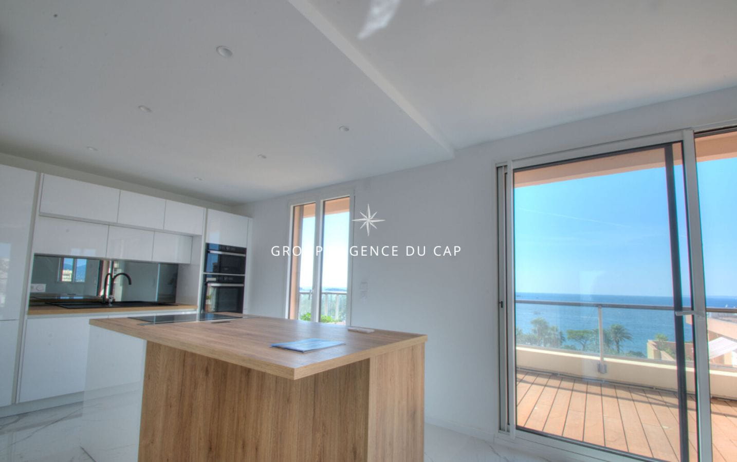 SAINT RAPHAEL APPARTEMENT  DERNIER ETAGE VUE MER PANORAMIQUE Image 11